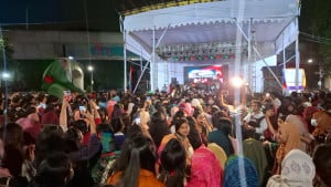 প্রতিবাদী ‌‘রাজাকার’ স্লোগানে মধ্যরাতে রাজু ভাস্কর্যে নারী শিক্ষার্থীরা