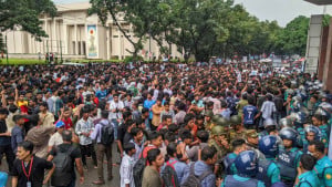 শিক্ষা উপদেষ্টা ও শিক্ষা সচিবের পদত্যাগ দাবিতে সচিবালয়ের সামনে শিক্ষার্থীরা