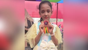 আগুনের ভেতর থেকে চিৎকার করে কাঁদছিল সামিয়া