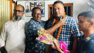 বিএনপি নেতার গলায় ফুলের মালা, সেই পরিদর্শককে বদলি