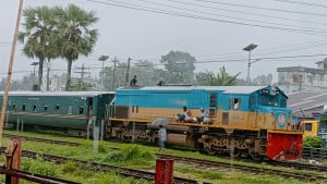 যাত্রী রেখে চলে গেল ট্রেন, সাময়িক বরখাস্ত স্টেশনমাস্টার 