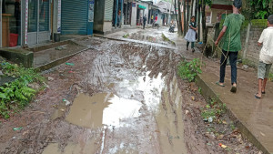 নালা উঁচু সড়ক নিচু চলে না যানবাহন