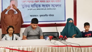 ‘আমার ছেলেরে ডাইক্যা  ওসি স্যার জেলে  ডুকাইয়া দিল’