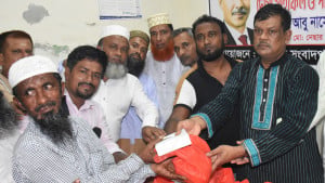 বরিশালে ঈদ উপহার পেলেন সংবাদপত্র হকার্সরা