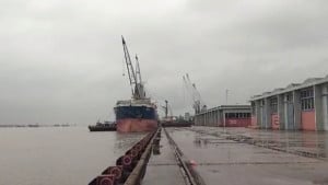 দুর্যোগপূর্ণ আবহাওয়া, মোংলা বন্দরে চাল ও সার খালাস বন্ধ