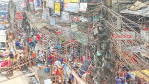 চুক্তি হয়, সরে না নগরের তারের জঞ্জাল