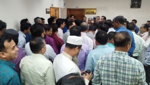 এনআইডি সেবা স্থানান্তরের প্রতিবাদে অবস্থান কর্মসূচি