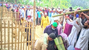 বাবা-মা-সন্তানকে পাশাপাশি দাফন, জানাজায় মানুষের ঢল