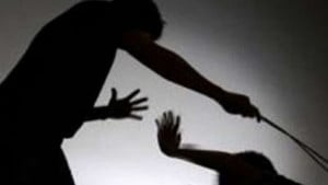 সাভারে নারী পুলিশ সদস্যকে পেটাল গাড়িচালক