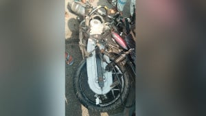 বাস-মোটরসাইকেল সংঘর্ষে একসঙ্গে তিন ভাইয়ের মৃত্যু 