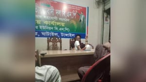 বিএনপি অফিসে টেবিলে পা তুলে আ’লীগ কর্মীর ধূমপান, ভাইরাল