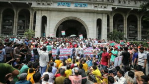 ইশরাককে মেয়রের দায়িত্ব বুঝিয়ে দেওয়ার দাবিতে বিক্ষোভ