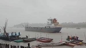 মোংলা বন্দরে ৩ নম্বর সতর্কসংকেত, পণ্য খালাস ব্যাহত, জোয়ারের পানিবৃদ্ধি