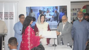 খুদে বিজ্ঞানীদের মাঝে ডা. জোবাইদা রহমান