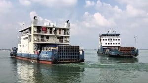 দৌলতদিয়া-পাটুরিয়া রুটে নৌযান চলাচল বন্ধ