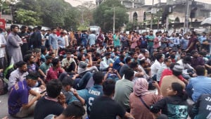 কাকরাইলের সমাবেশে জবির সাবেক শিক্ষার্থীরাও, ক্যাম্পাস থেকে আসছে বাস