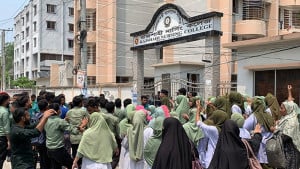 রাজশাহী নার্সিং কলেজ বন্ধ ঘোষণা, হল ছাড়ার নির্দেশ মানছেন না শিক্ষার্থীরা