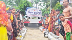 তৃষ্ণা মেটাতে একটি পানির গাড়িই ভরসা