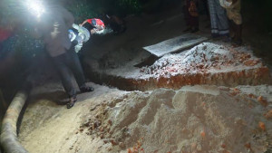 চিংড়িঘেরে পানি ঢোকাতে কোপ উপকূল রক্ষা বাঁধে