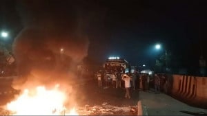 মাদারীপুরে বিএনপির মনোনয়ন বঞ্চিতদের সড়ক অবরোধ, গাড়ি ভাঙচুর ও অগ্নিসংযোগ