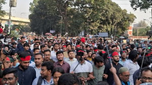 শেখ হাসিনার মৃত্যুদণ্ডের রায়ে টিএসসিতে ডাকসুর আনন্দ মিছিল