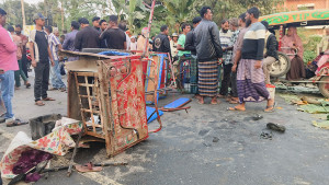 বাস-ইজিবাইকের মুখোমুখি সংঘর্ষ, একই পরিবারের চারজন নিহত