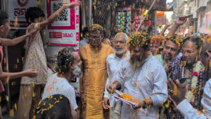 নির্বাচনী প্রচারণায় ফুলেল শুভেচ্ছা পেলেন বিএনপি প্রার্থী রবিন