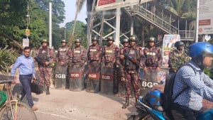 মোড়ে মো‌ড়ে আইনশৃঙ্খলা বাহিনীর সতর্ক অবস্থান, উৎকণ্ঠা কম