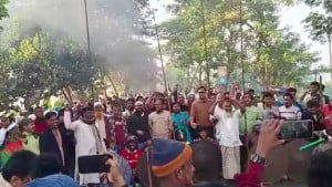 ভাঙ্গায় টায়ার জ্বালিয়ে সড়ক অবরোধ