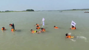 সেতুর দাবিতে লংমার্চ, তেঁতুলিয়া নদী সাঁতরে পাড়ি দিলেন ২০ শিক্ষার্থী