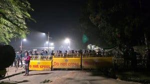 ধানমন্ডি ৩২ নম্বর-সংলগ্ন মিরপুর সড়কে যান চলাচল স্বাভাবিক