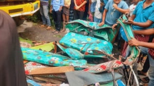 উল্টে যাওয়া অটোরিকশায় ট্রাকের ধাক্কা, তিন নারীসহ নিহত ৬