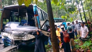 চকরিয়ায় বাস-মাইক্রোবাস মুখোমুখি সংঘর্ষে নিহত ৫