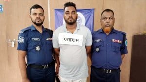 বন্ধুর গায়ে হলুদের অনুষ্ঠান থেকে অস্ত্রসহ যুবক গ্রেপ্তার