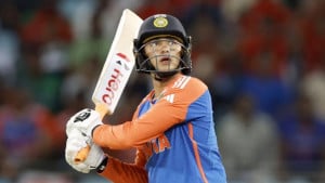১২ বলে ফিফটি করে ইতিহাস গড়লেন অভিষেক শর্মা