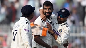 বুমরাহর তোপে প্রথম দিন চালকের আসনে ভারত