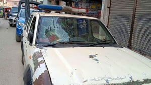 কুমিল্লায় আসামি ধরতে গিয়ে হামলার শিকার পুলিশ, গাড়ি ভাঙচুর