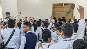ঢাকা কলেজে স্কুলিং কাঠামোর বিরুদ্ধে শিক্ষার্থীদের বিক্ষোভ