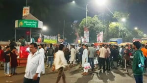 ঝুঁকিপূর্ণ হল সংস্কারের দাবিতে ঢাকা কলেজের শিক্ষার্থীদের অবরোধ