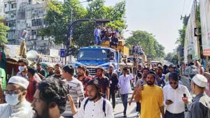 ধানমন্ডি ৩২ নম্বরে আবারও এক্সকাভেটর নিয়ে গেল ‘বিক্ষুব্ধ জনতা’