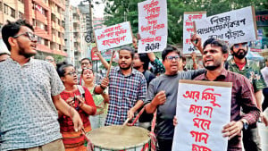 পুলিশের বাধায় থামল মিছিল, থামেনি গান