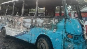 ঢাকা-চট্টগ্রাম মহাসড়কে দাঁড়িয়ে থাকা মিনিবাসে আগুন