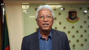 বিদায় বেলায় গামিনিকে সম্মানিত করলেন মাঠকর্মীরা