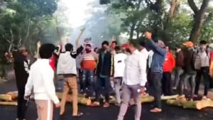 গোপালগঞ্জে মহাসড়ক অবরোধ করে ছাত্রলীগের বিক্ষোভ