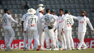 প্রথমদিন ক্যাচ মিসের পুরনো অস্বস্তি 