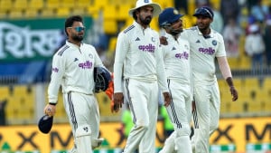 রেকর্ড রানে টেস্ট হারের অপেক্ষায় ভারত 