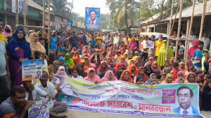 প্রার্থী পরিবর্তনের দাবিতে নারীদের বিক্ষোভ