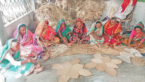 ভবেরপাড়ার নারীদের হস্তশিল্পের চাহিদা ইউরোপজুড়ে