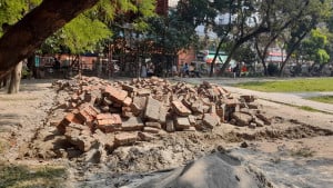 খুলনায় জাতিসংঘ শিশু পার্কে নির্মাণাধীন মঞ্চ অপসারণ করল কেসিসি