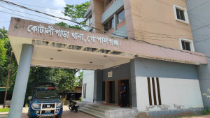 কোটালীপাড়া থানায় ককটেল হামলা, তিন কনস্টেবল আহত